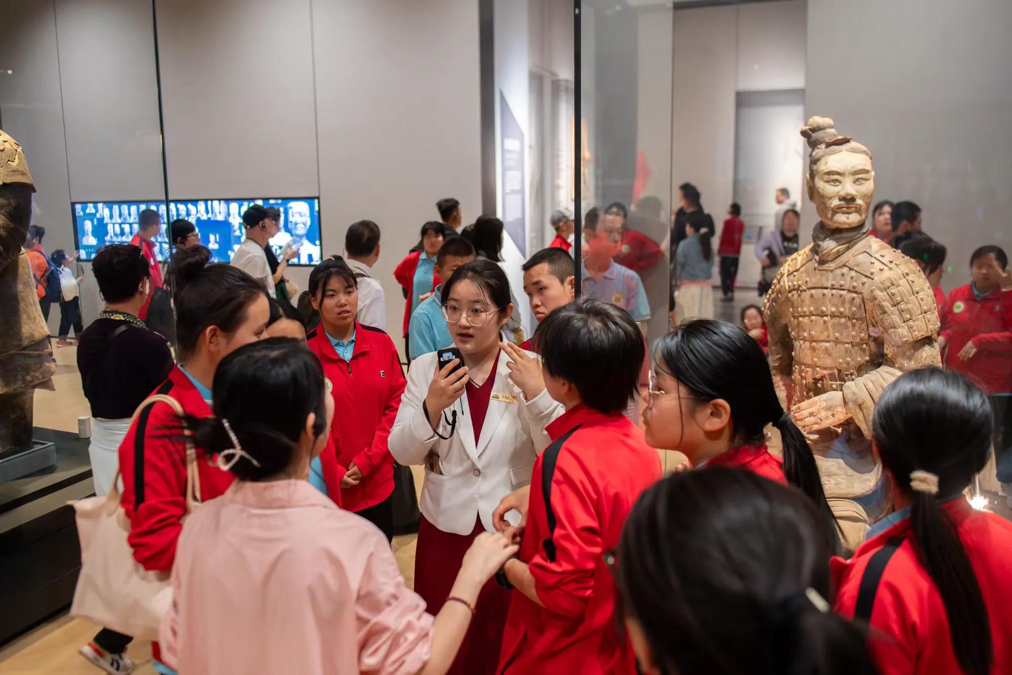 “俑立千年承秦韵   手语无界共博日”西安市第二聋哑学校师生赴秦始皇帝陵博物院参观交流